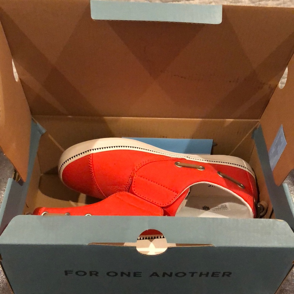 TOMS Youth Pasadena - Picture 4 of 4